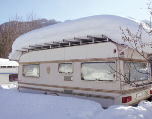 Wohnwagen Schutzdach mit Schnee bedeckt