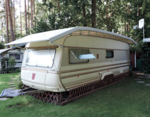 Wohnwagen Schutzdach aufm Campingplatz