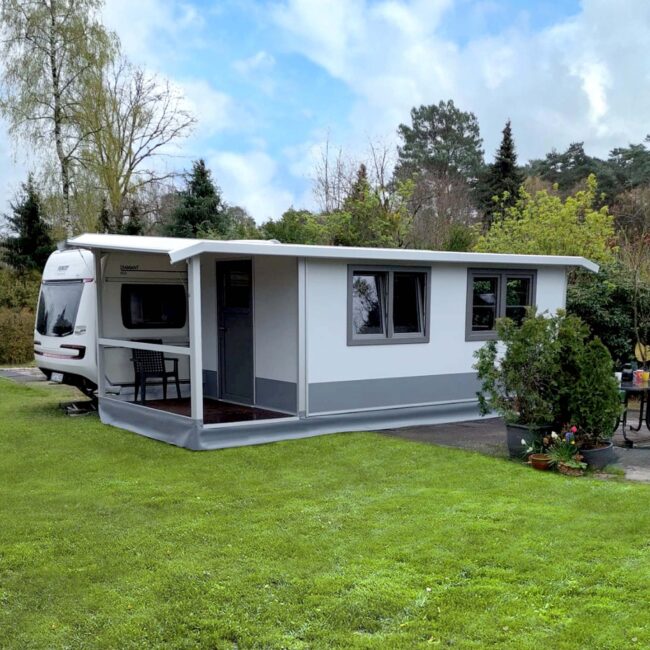 Exklusives Ganzjahresvorzelt CARATENT mit Terrasse am Wohnwagen