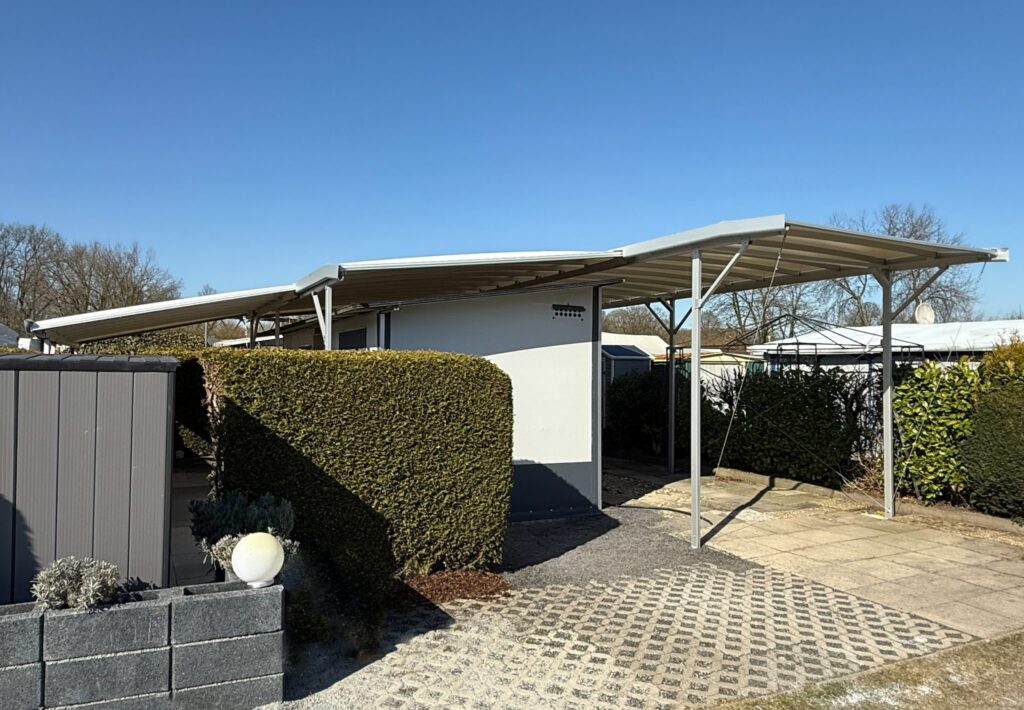 Überdachter Eingangsbereich zwischen Vorzelt und Hecke mit CAMPTOP
