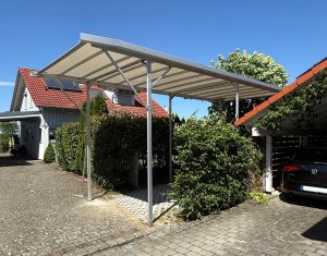 CARAPORT mit eingerückten Stützen und Regenrinne