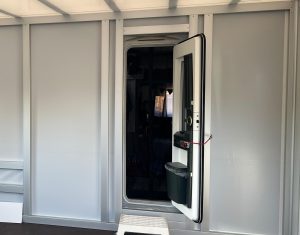 CARATENT mit geschlossener Rückwand und Schleuse zur Wohnwagentür