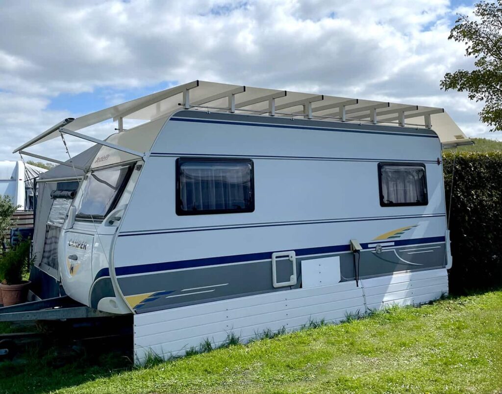 Klimatop Schutzdach für Wohnwagen fest verschraubt im Wohnwagendach