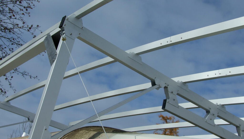 Aluminium-Unterkonstruktion eines Wohnwagen-Schutzdachs von unten