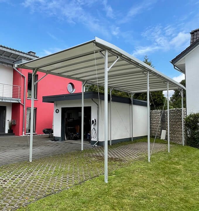 Carport CARAPORT vor einem Wohnhaus
