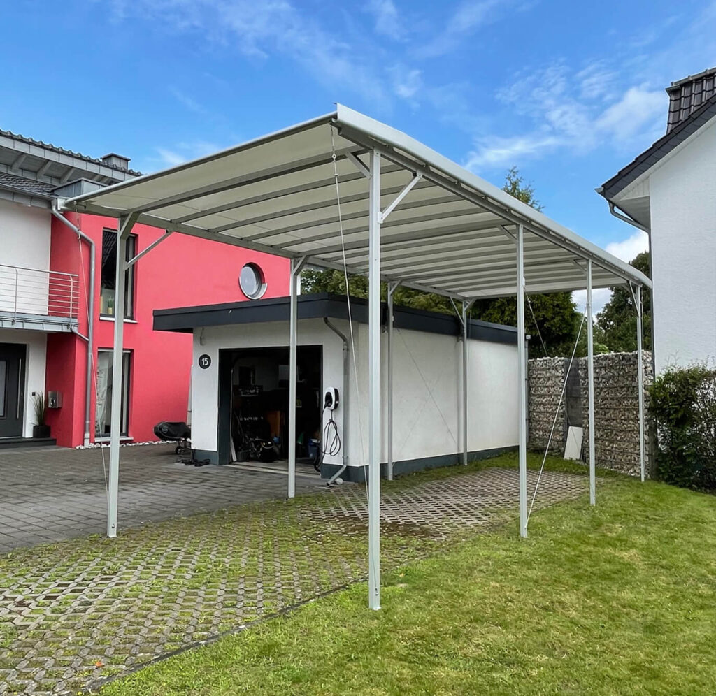 Wohnmobil-Carport CARAPORT vor einem Wohnhaus