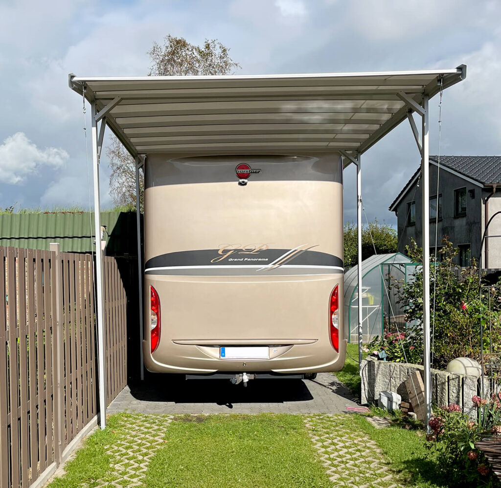 Wohnmobil unter einem Carport CARAPORT, Ansicht von hinten