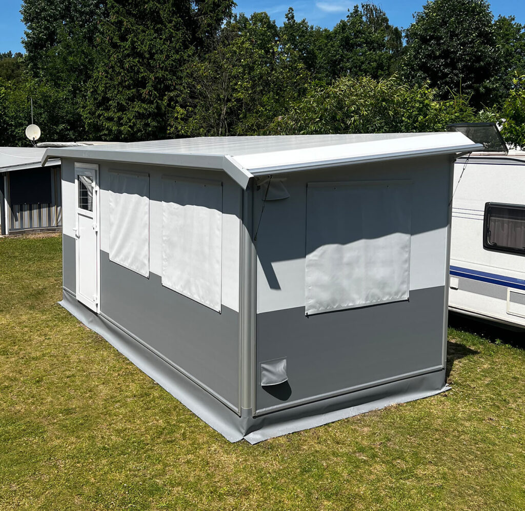 Ganzjahresvorzelt CARATENT in Grau mit Fenstern auf dem Campingplatz