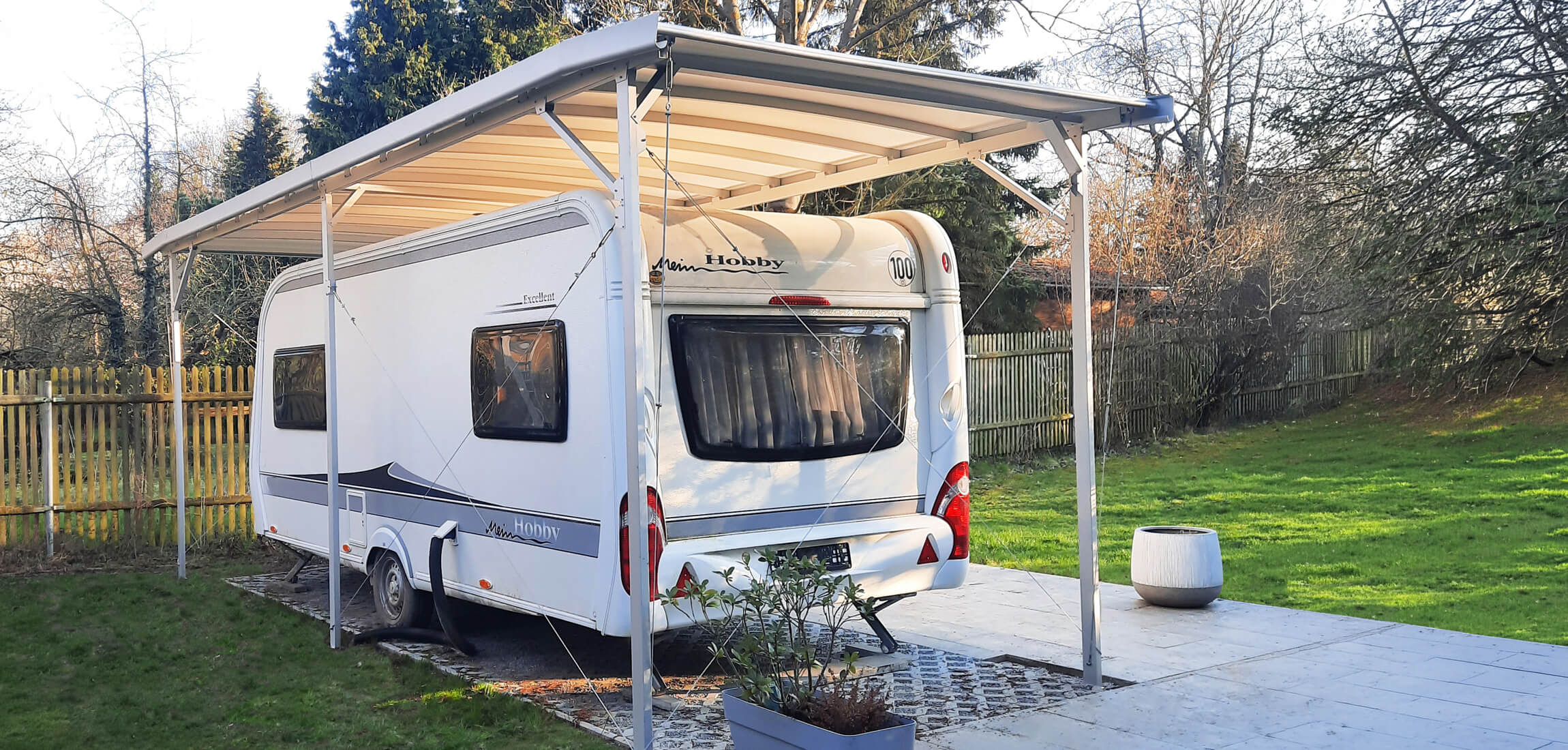 Selbststehendes Wohnwagen Schutzdach von Klimatop