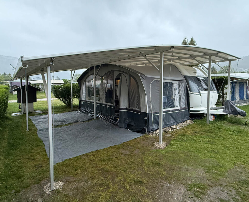 Kombischutzdach XL TRIPLE mit Vorzelt und überdachter Terrasse