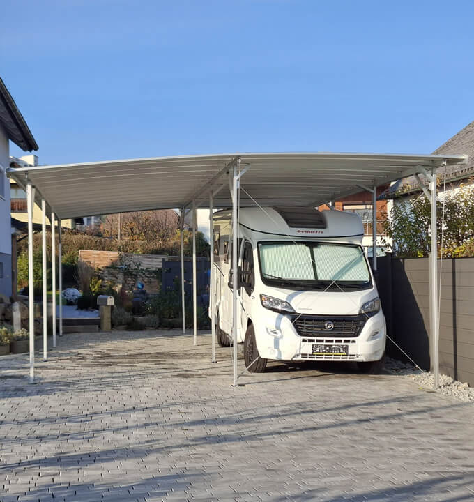 Doppelcarport TWINPORT mit Wohnmobil auf gepflastertem Stellplatz