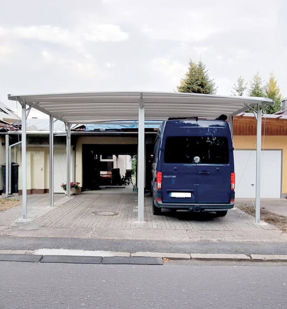 Doppelcarport TWINPORT mit Kleinbus auf gepflasterter Einfahrt