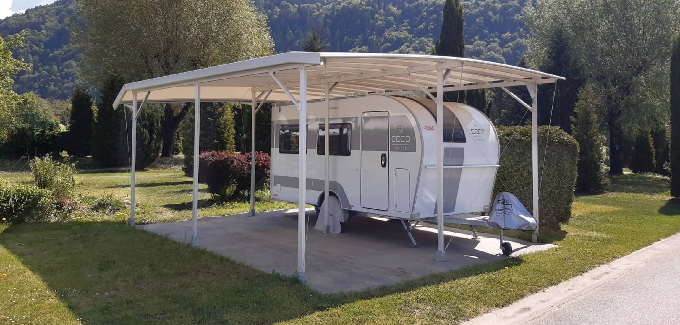 Selbststehendes Kombischutzdach TWINTOP über Wohnwagen und gepflasterter Terrasse