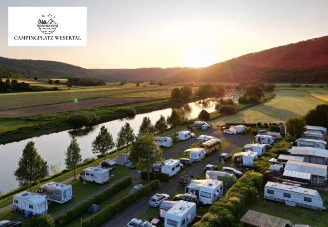 Luftaufnahme des Campingplatzes Wesertal an der Weser bei Sonnenuntergang
