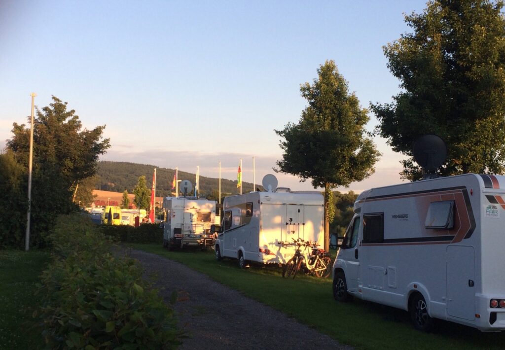 Wohnmobile auf dem Campingplatz Wesertal in Oedelsheim