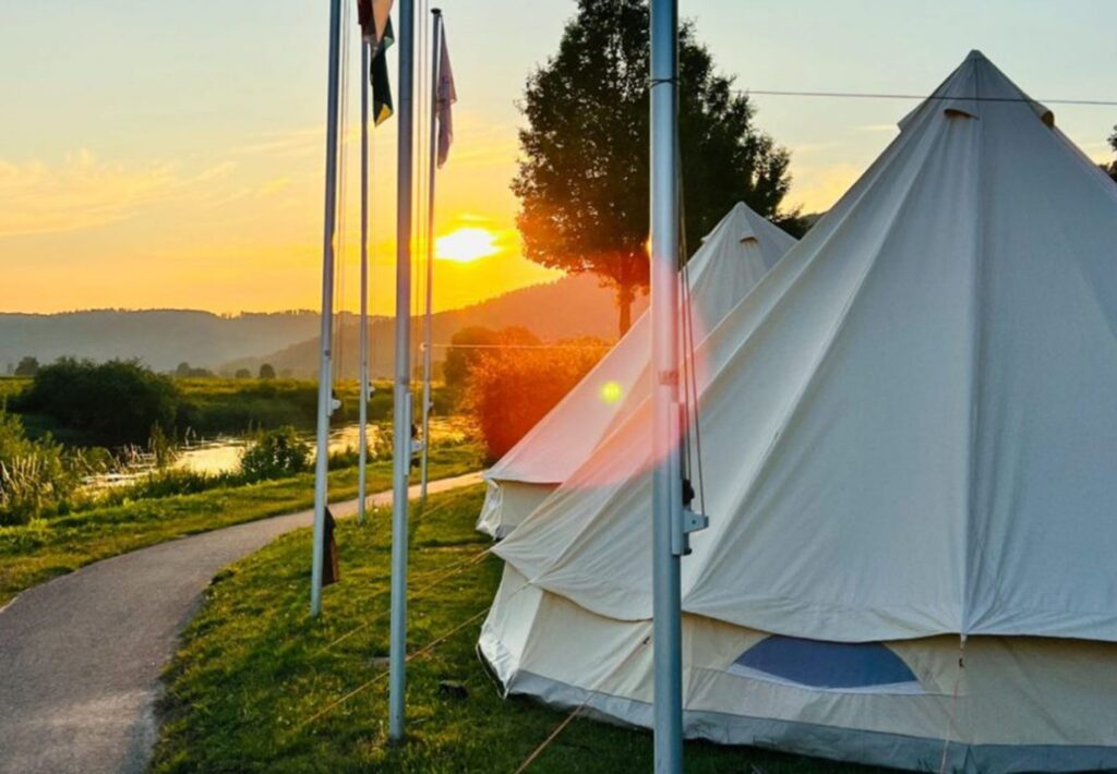 Glamping-Zelte am Campingplatz Wesertal bei Sonnenuntergang