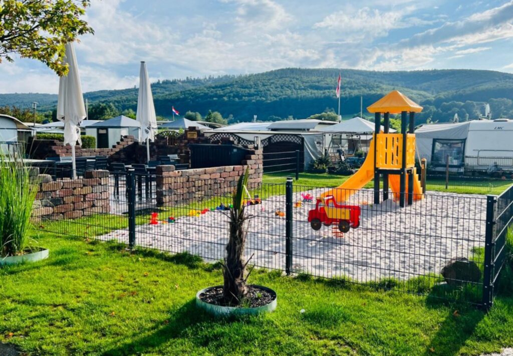 Spielplatz auf dem Campingplatz Wesertal mit Blick ins Wesertal