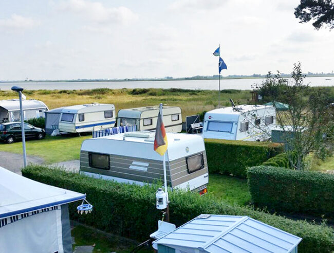 Wohnwagen-Stellplätze auf dem Campingplatz Nordenham an der Weser