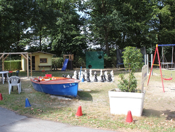 Spielplatz mit Boot und Schaukel auf dem Campingplatz Nordenham