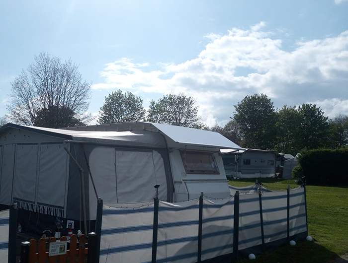 Wohnwagen mit Vorzelt auf dem Campingplatz Nordenham