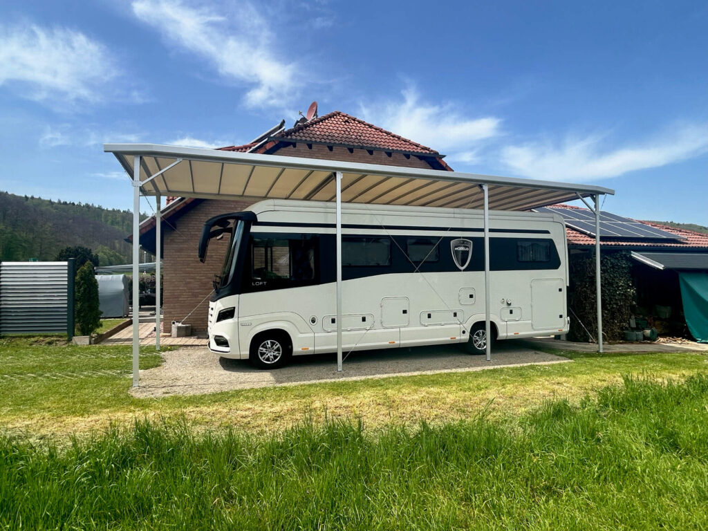 Wohnmobil-Carport CARAPORT mit Reisemobil auf der Wiese