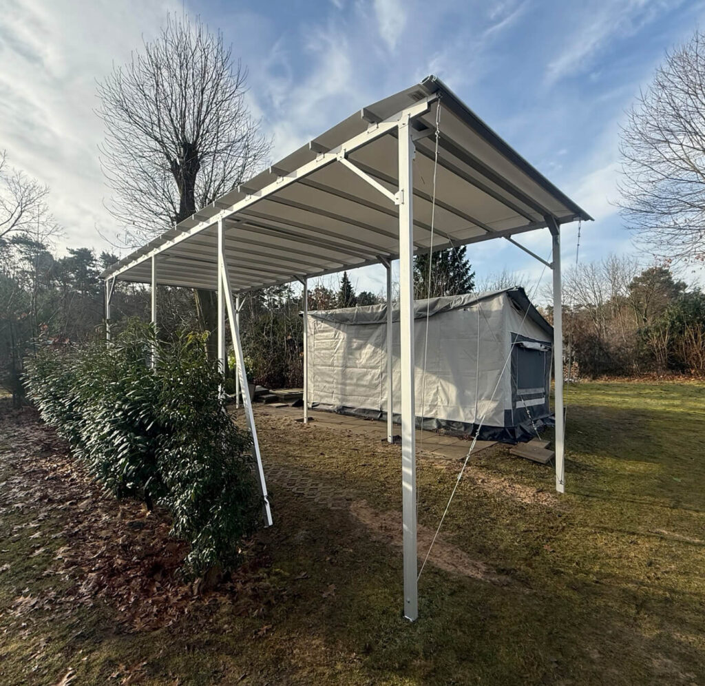 Freistehender Wohnmobil-Carport aus Aluminium im Garten