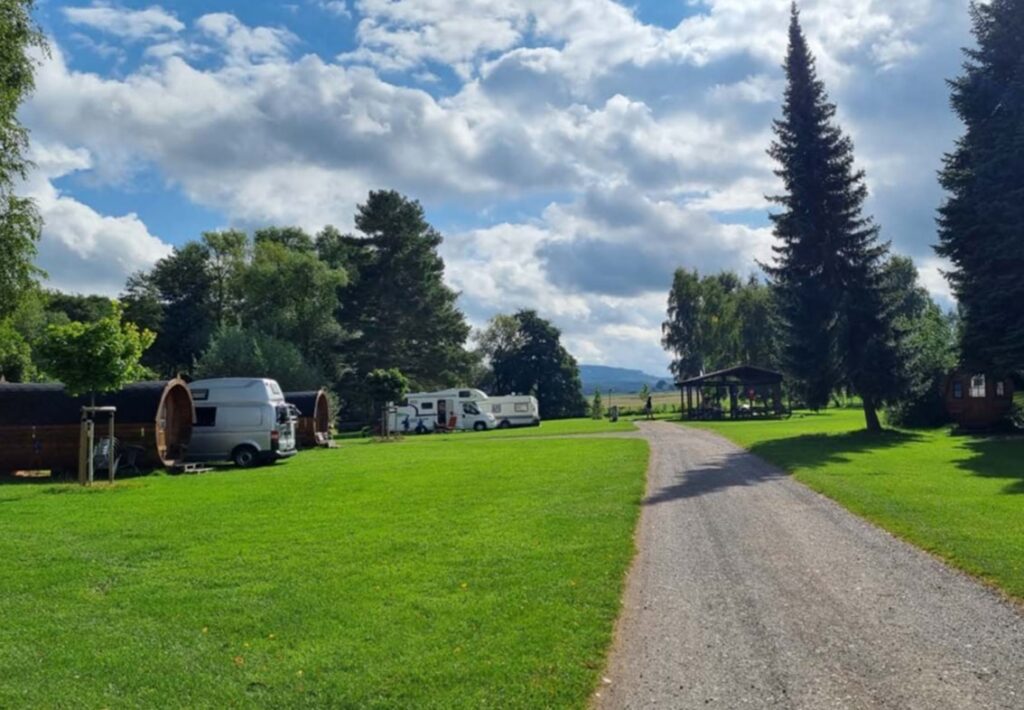 Stellplätze und Weg im Camping und Ferienpark Humboldtsee