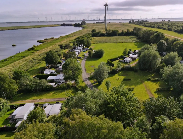 Luftaufnahme des Campingplatzes Knock an der Emsmündung