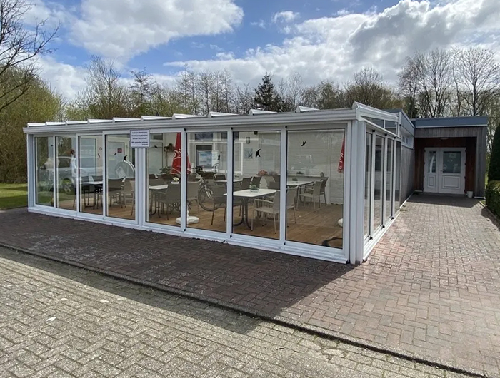 Verglaster Aufenthaltsraum auf dem Campingplatz Knock