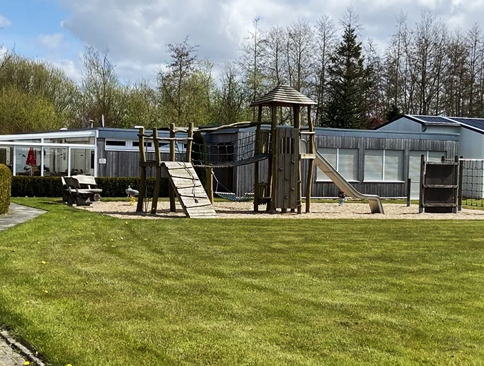 Spielplatz mit Klettergerüst auf dem Campingplatz Knock