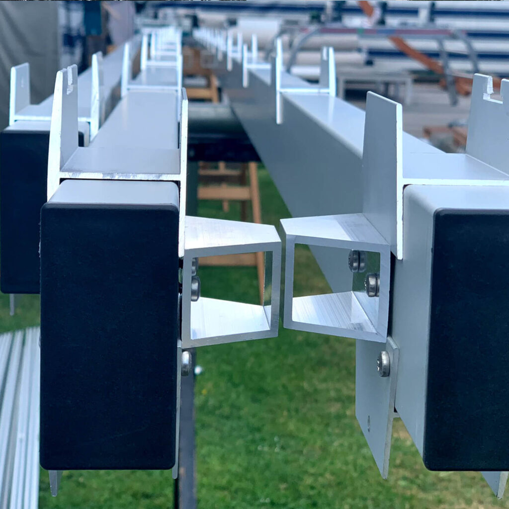 Vorbereitete Aluminiumprofile für die Montage eines Schutzdachs