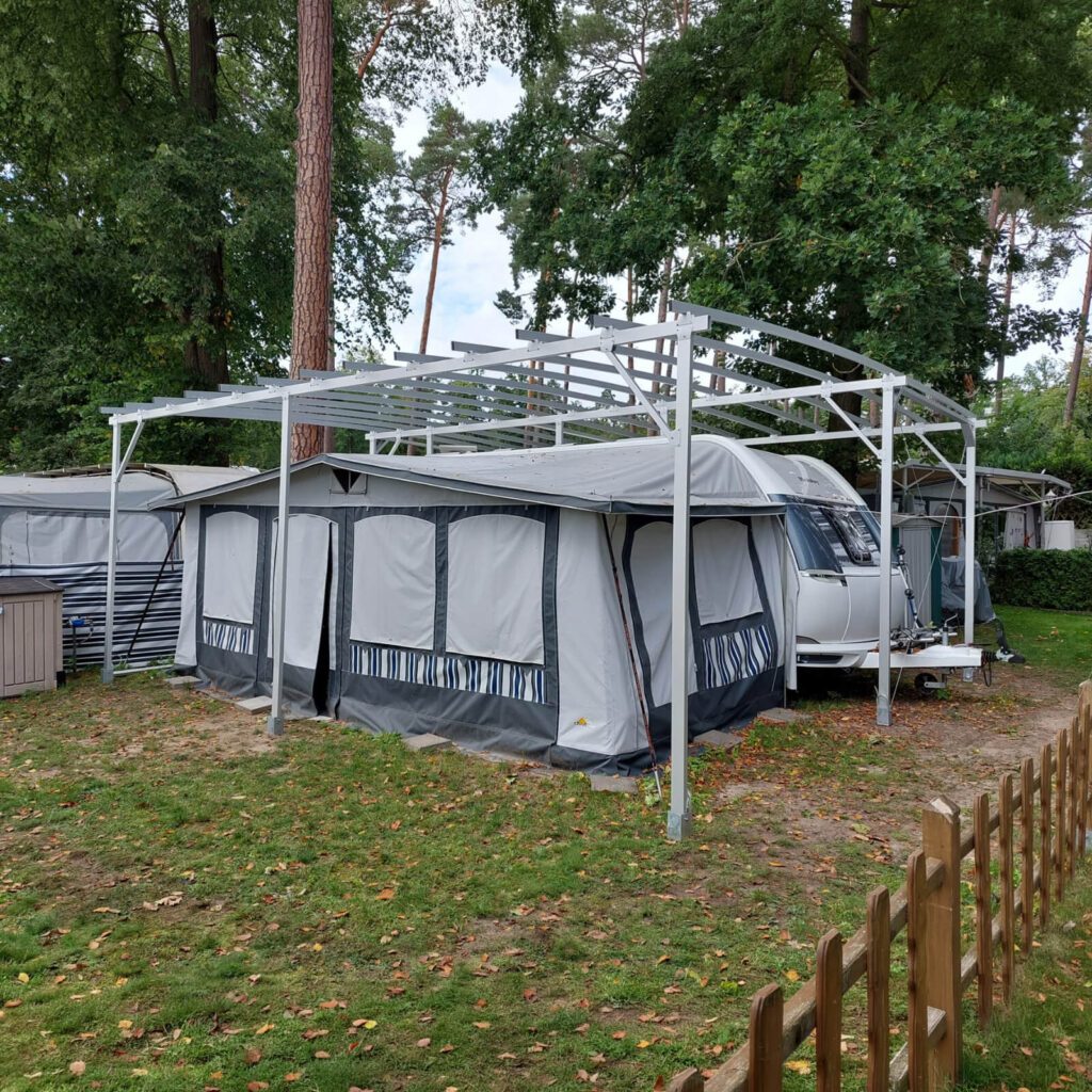 Montage eines Schutzdachs über einem Vorzelt auf dem Campingplatz