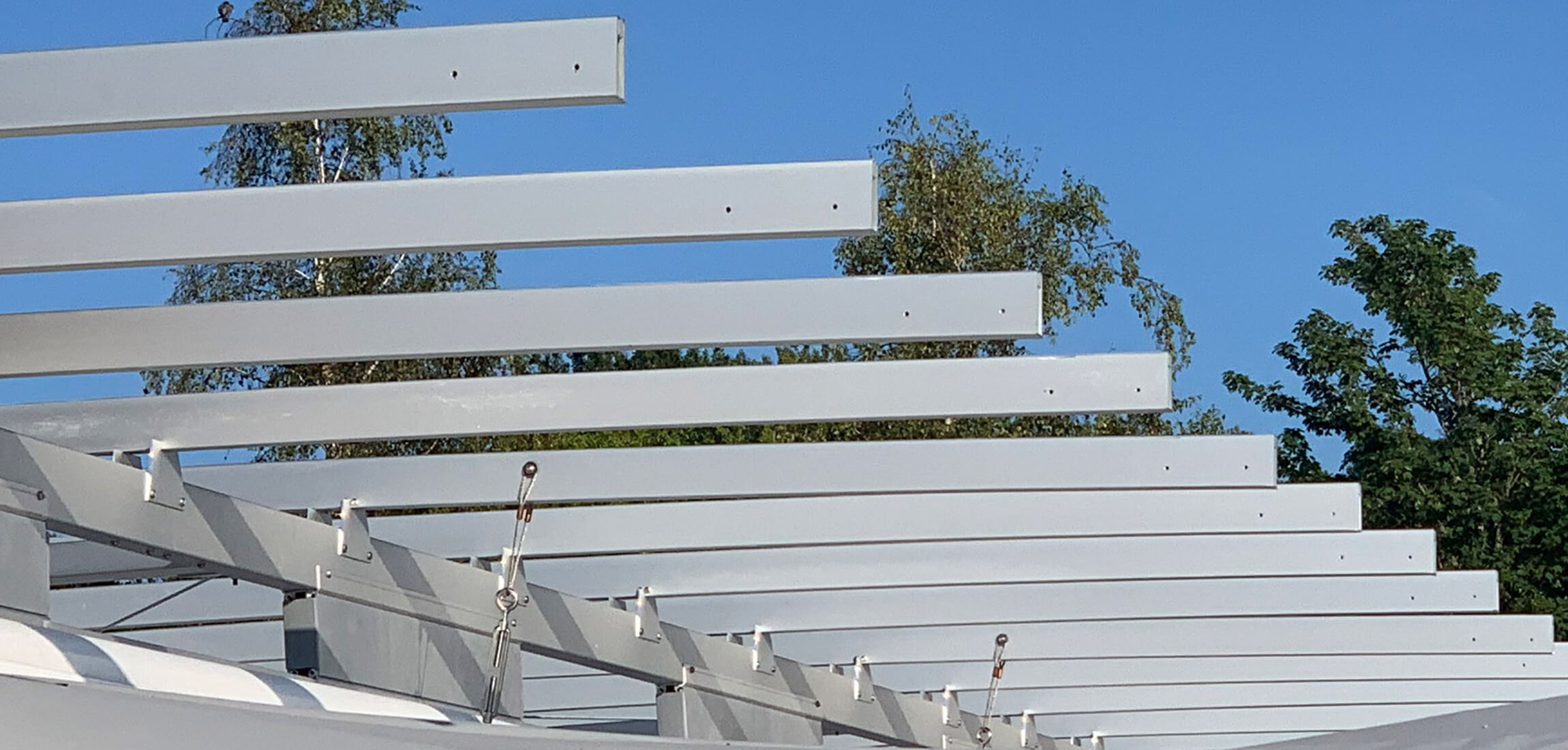 Aluminium-Dachkonstruktion eines Schutzdachs während der Montage