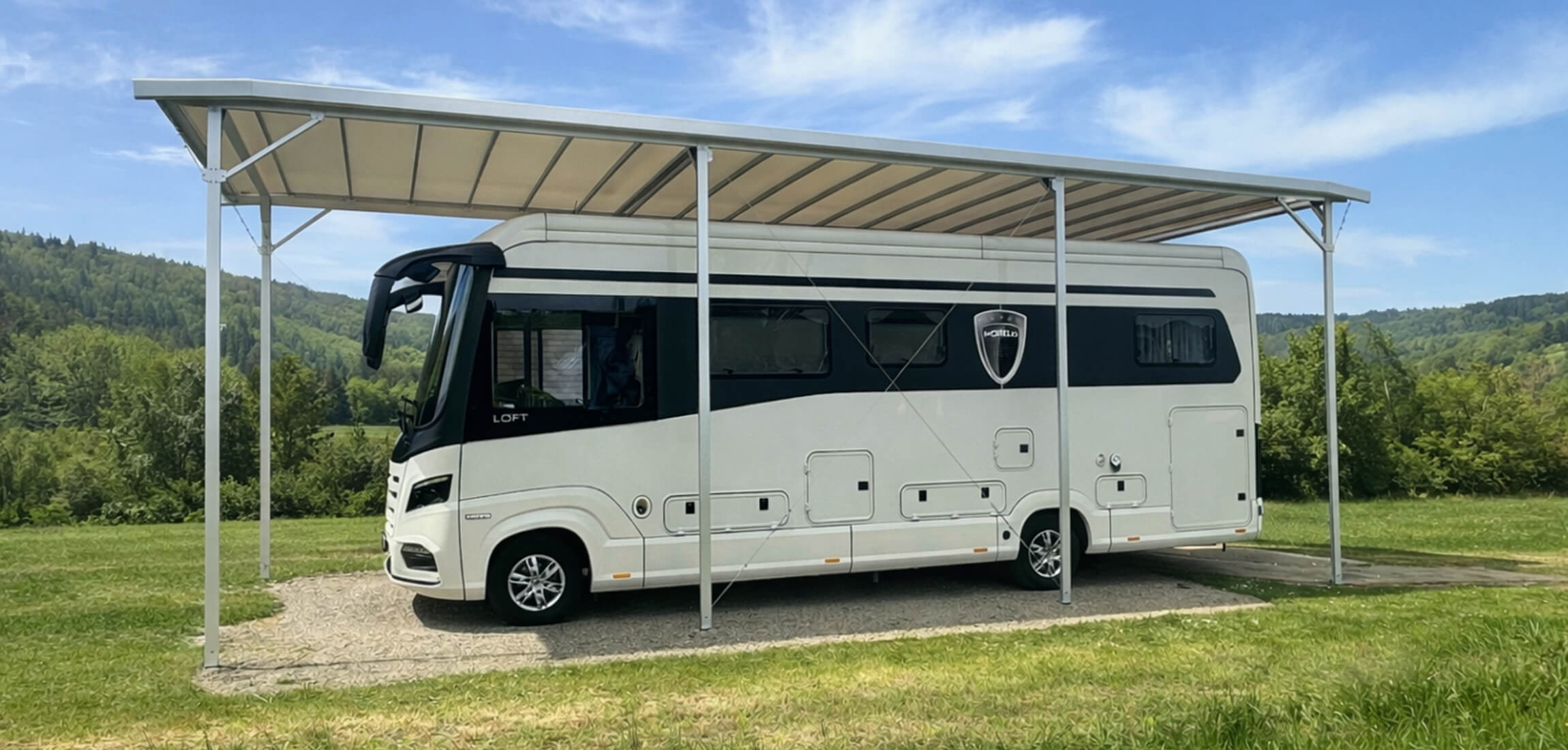 Wohnmobil-Carport CARAPORT mit Reisemobil vor Hügellandschaft