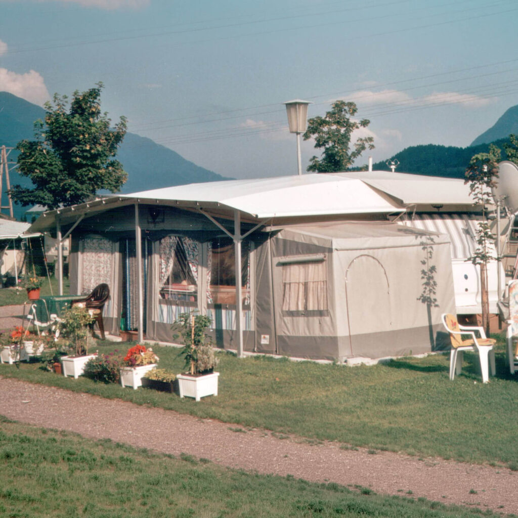 Vorzelt mit Schutzdach auf einem gepflegten Dauercamping-Stellplatz