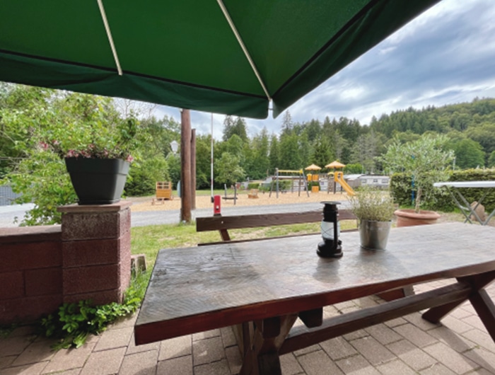 Restaurantterrasse am Waldcamping Birkendorf mit Blick auf den Spielplatz